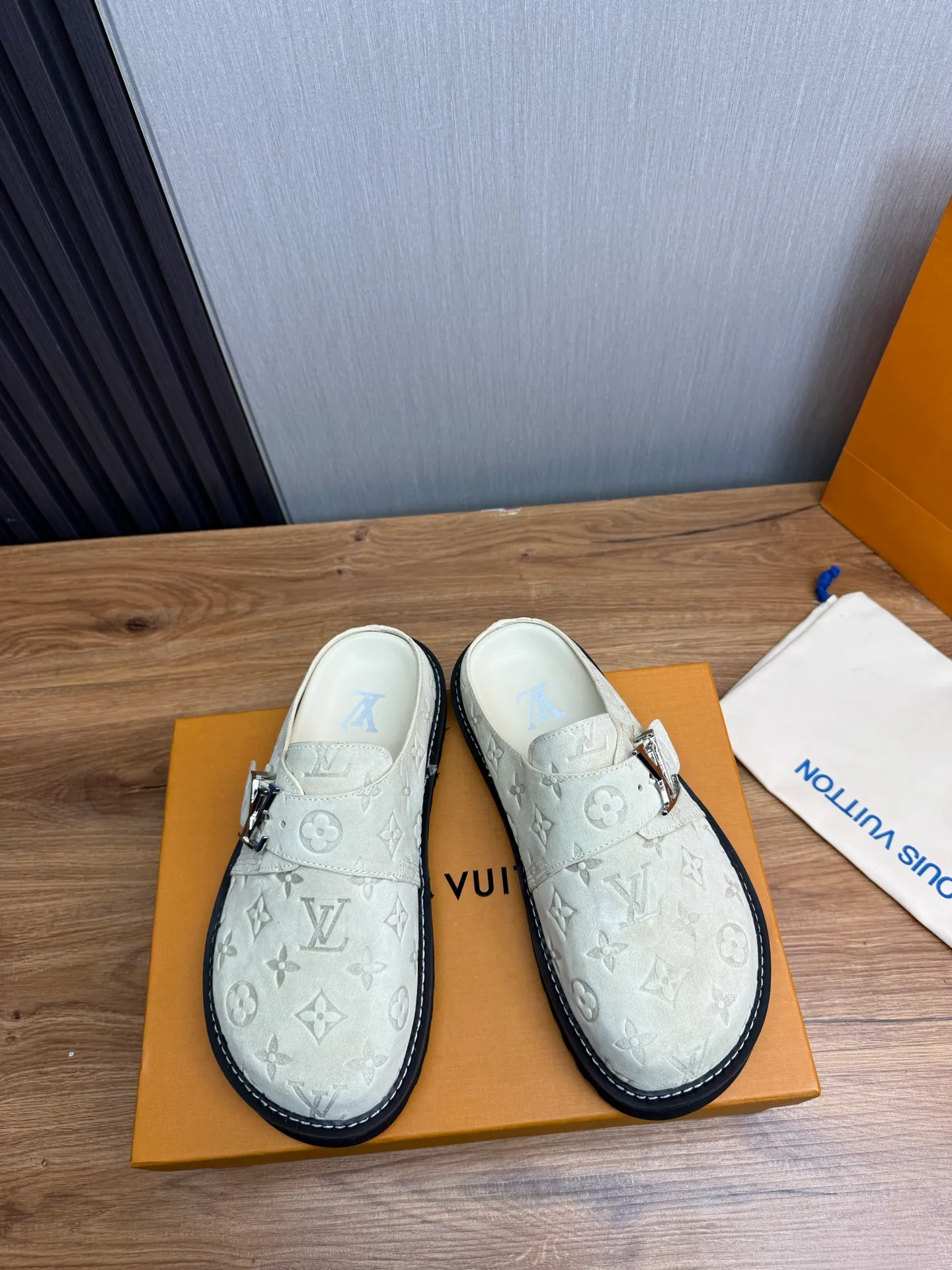 Men's men's shoes 460💰 Lv. Popular couple slippers hot sale🩷💚 🩴Official website one to one production 35-45 sizes 45 46 🉑️Customized!